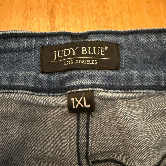 Judy Blue Mid Rise Cut Off Jean Shorts Side Slit Medium Wash Women’s 1X Plus - Picture 2 of 3